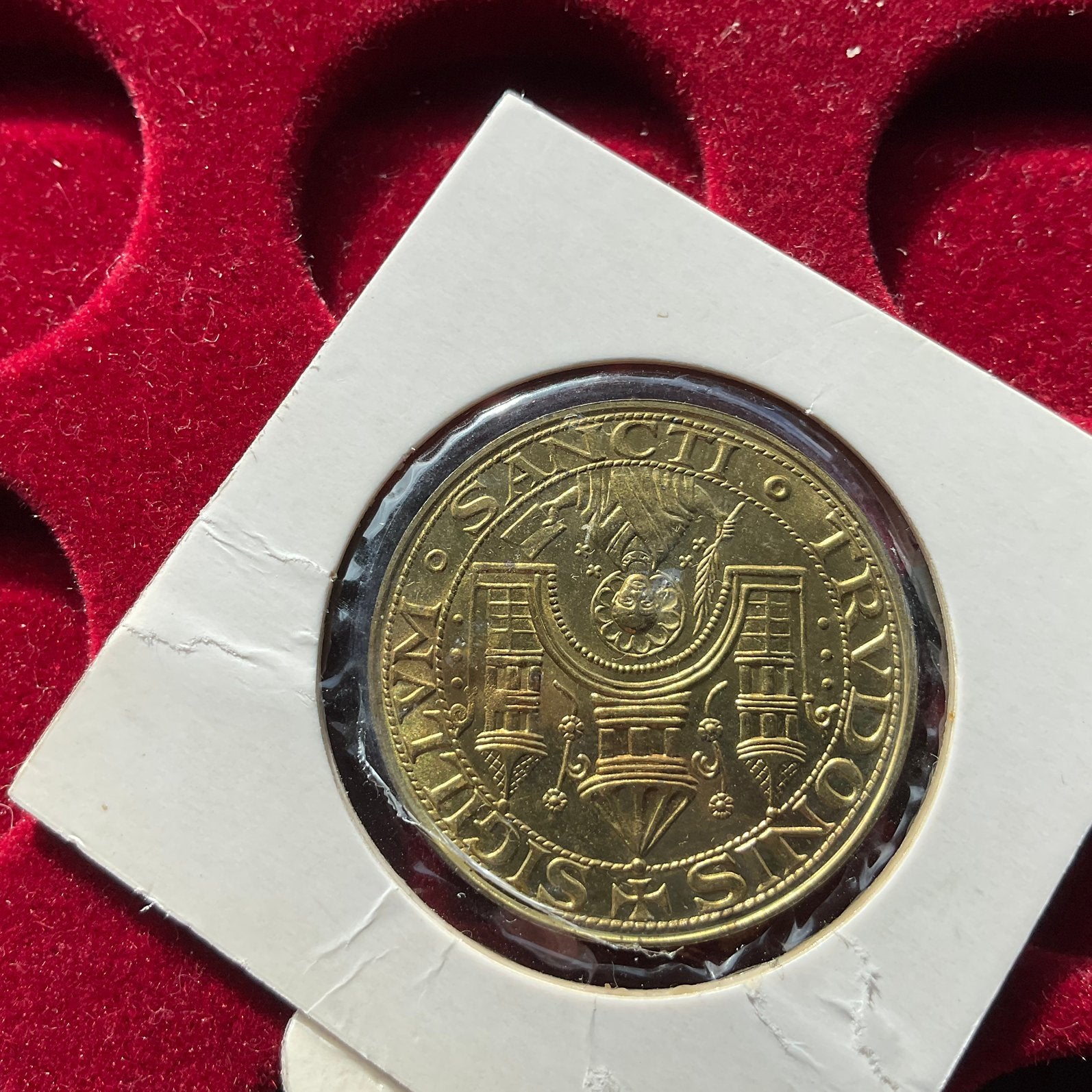 Saint-Trond - rare et magnifique insigne municipal - 1980, Envoi, Métal, Monnaie en vrac