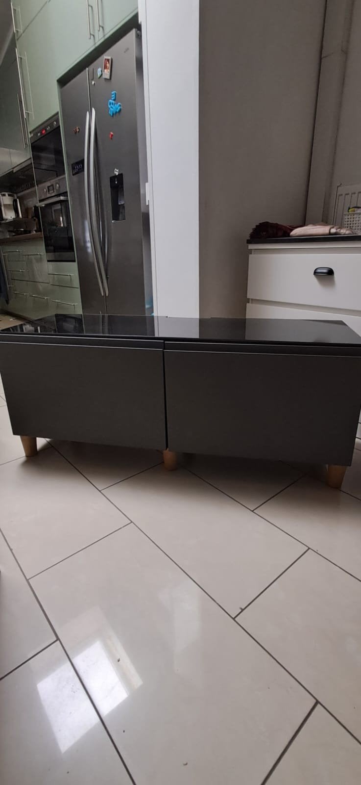 Banc TV Besta, Avec porte(s), 25 à 50 cm, Comme neuf, 100 à 150 cm