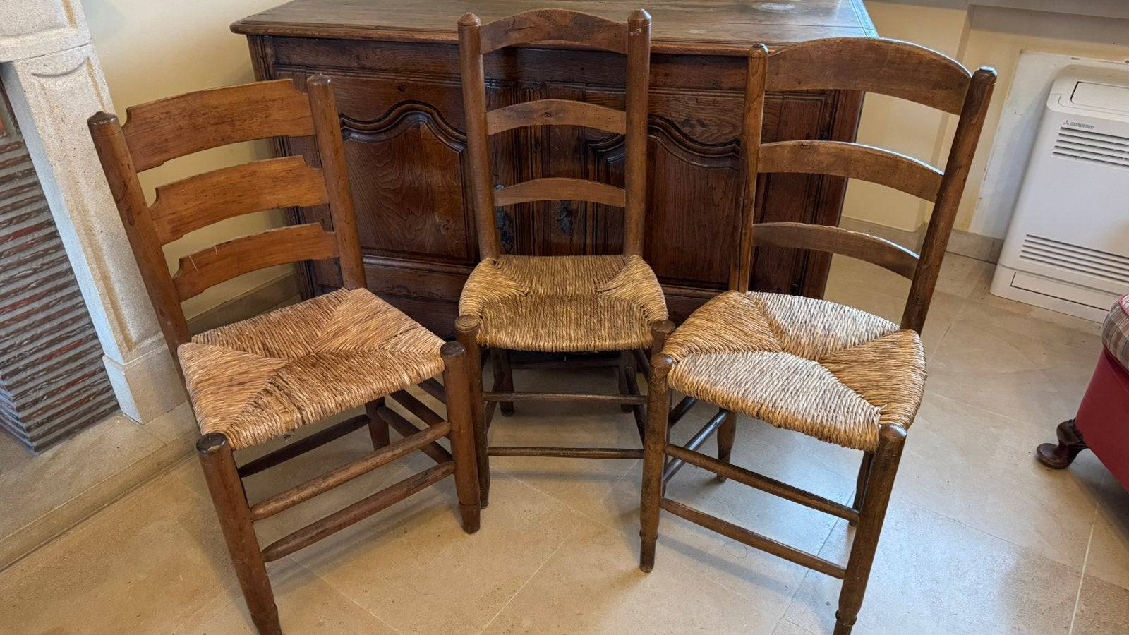 3 petites chaises en bois (chêne) avec paillage (offre?), Antiquités & Art, Antiquités | Meubles | Chaises & Canapés, Enlèvement
