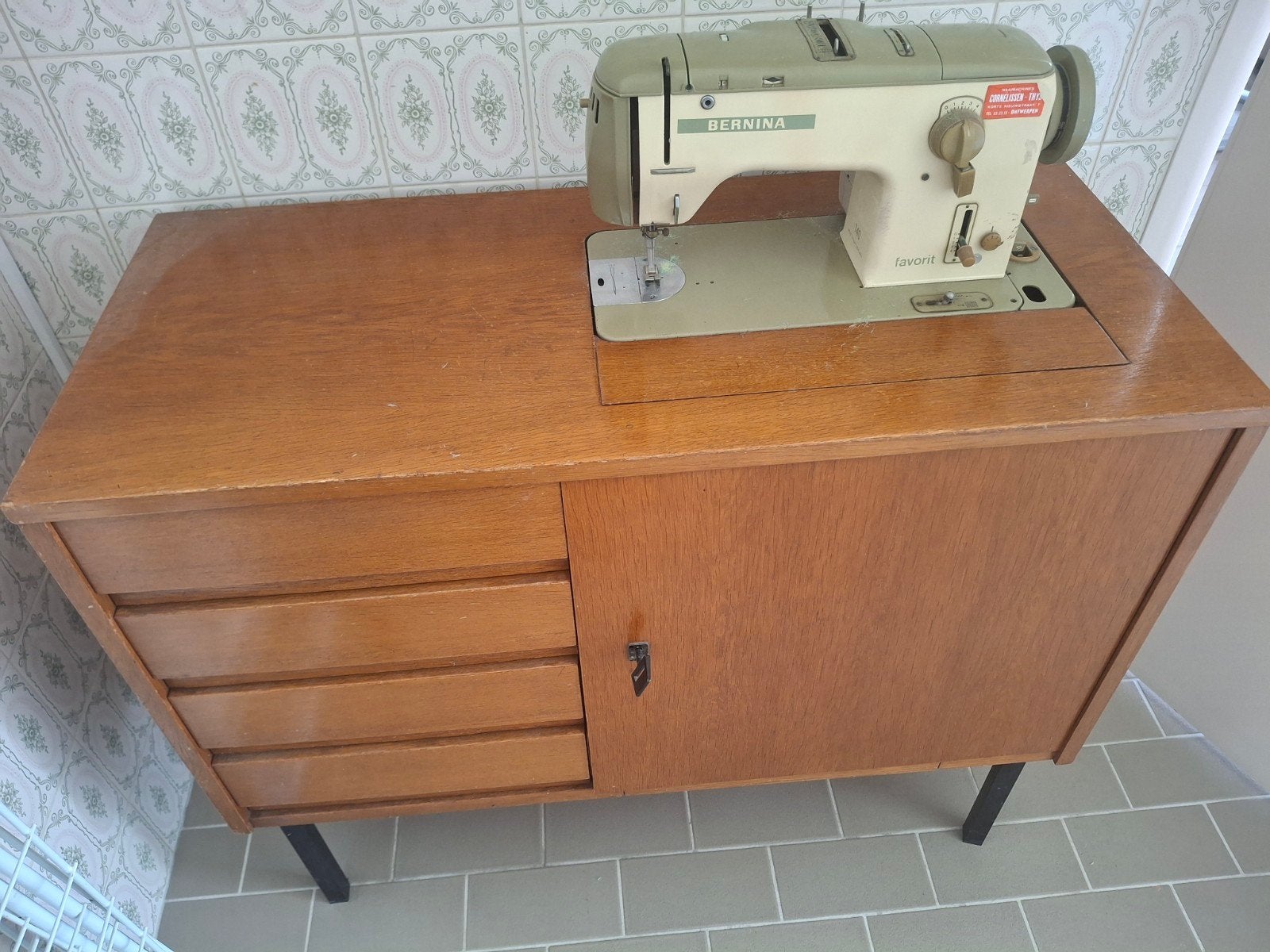 Machine à coudre Bernina avec armoire, Antiquités & Art, Antiquités | Machines à coudre, Enlèvement