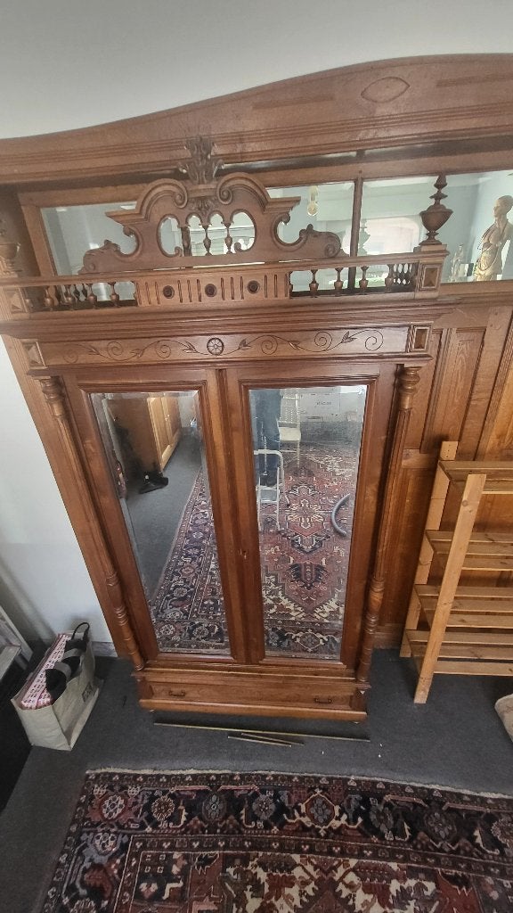 Grote antieke kleerkast en 9 stoelen, Ophalen