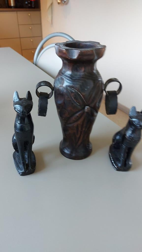 Ebbenhouten vaas handwerk. +beeldjes van Egyptische godin, Ophalen
