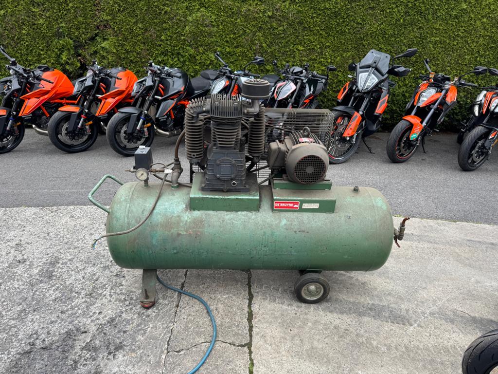 Compresor, Doe-het-zelf en Bouw, Compressors, 100 liter of meer, Ophalen, Gebruikt, 10 bar of meer