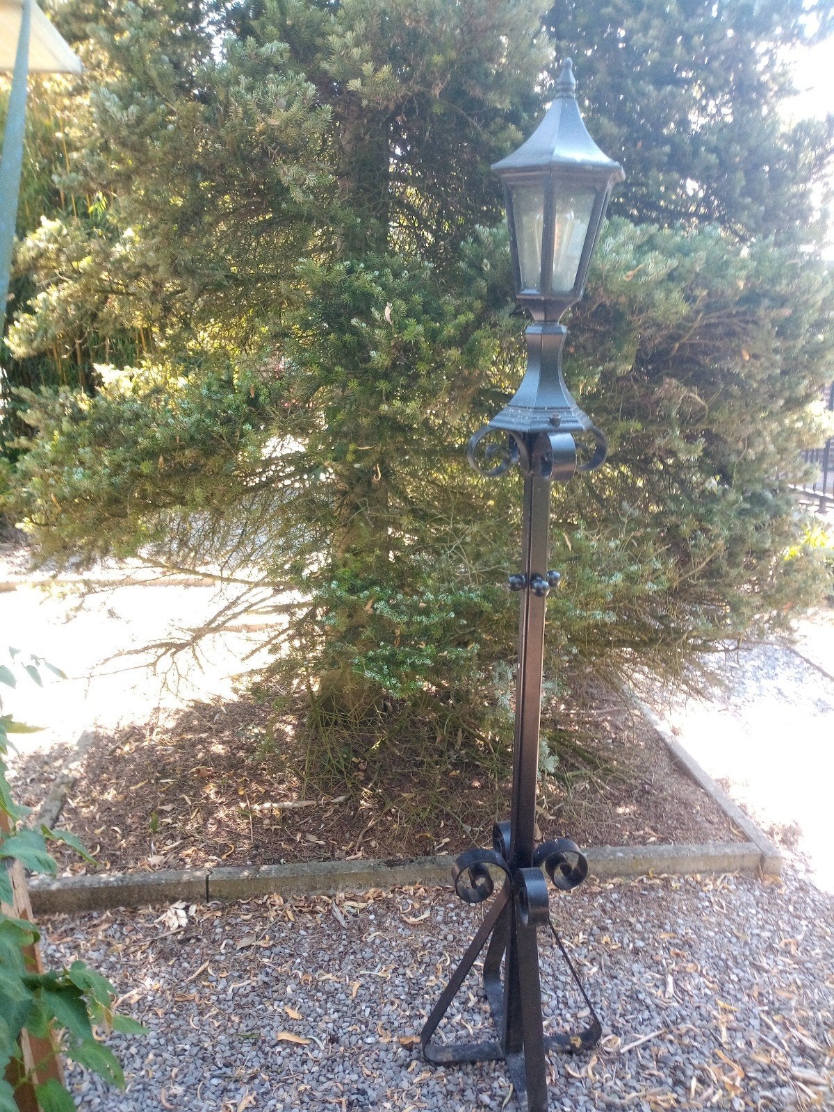 ik heb een mooi zwaar yzeren lantaarn +- 2 m hoog, Jardin & Terrasse, Stockage & Armoires de jardin, Enlèvement, Comme neuf, Métal