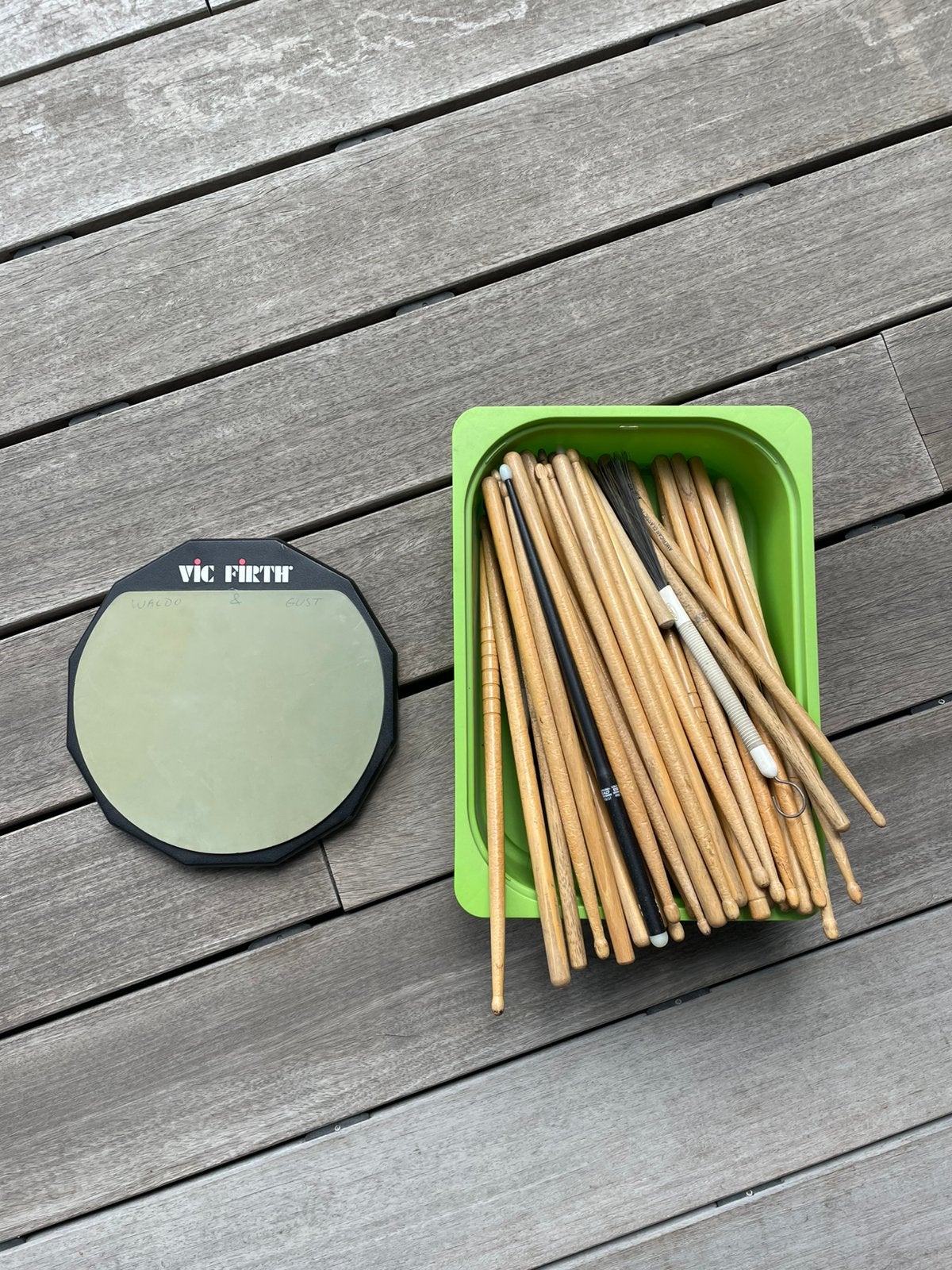 Oefenpad + bak vol drumstokken, Muziek en Instrumenten, Ophalen, Zo goed als nieuw