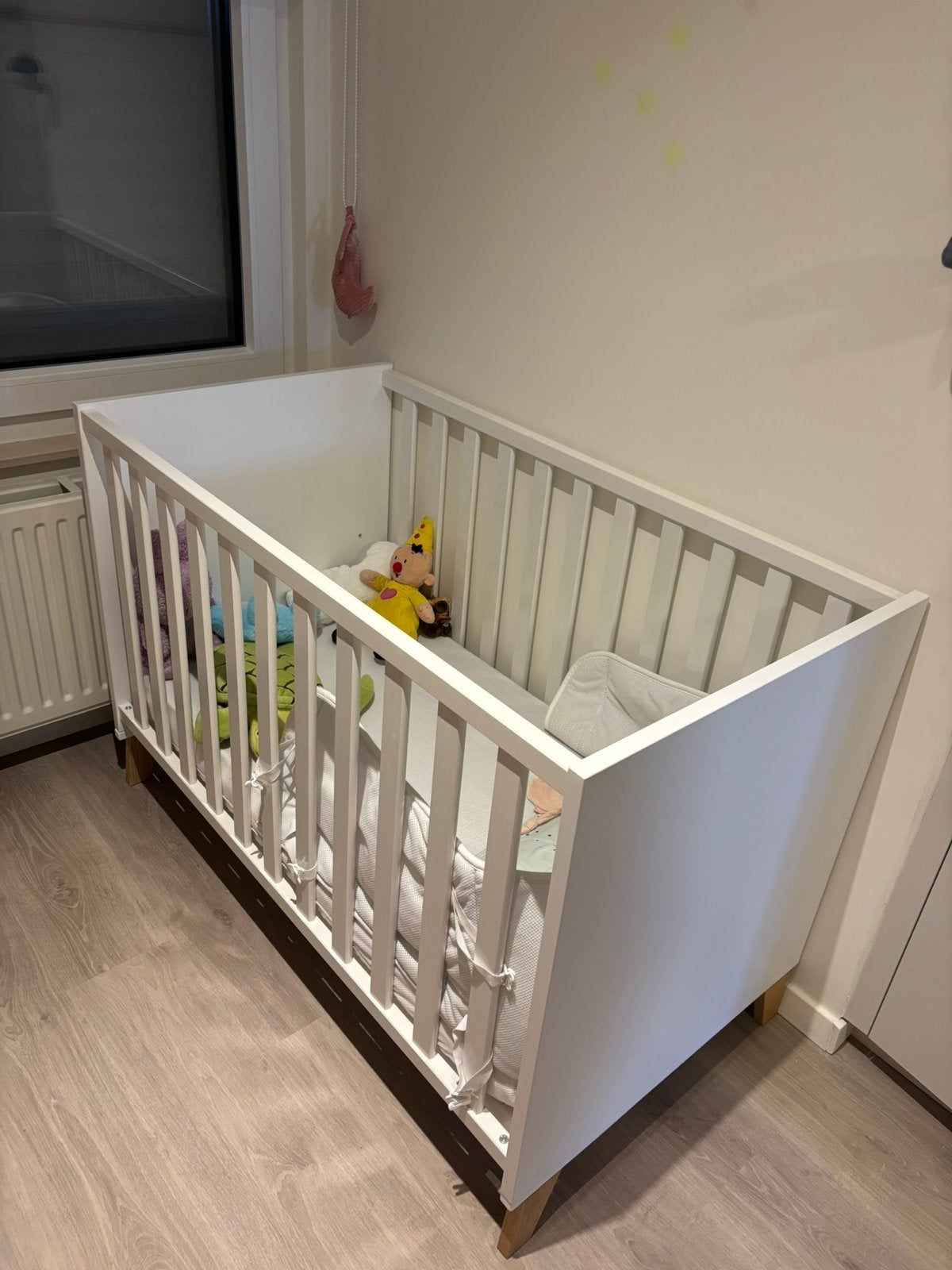 Baby bed wit ,stevig hout,, Ophalen, Zo goed als nieuw