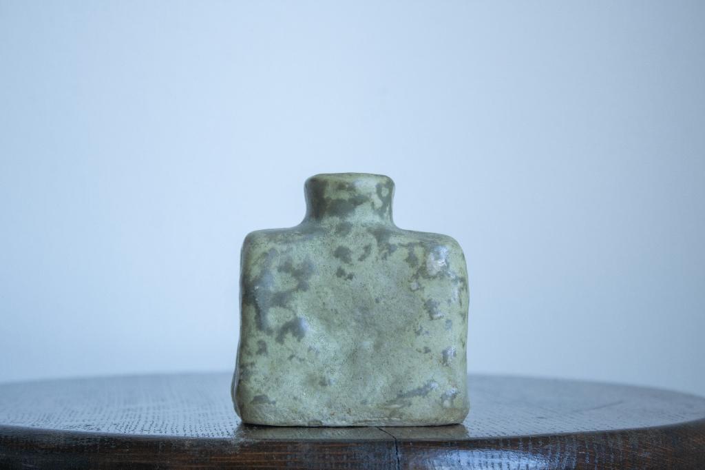 Small Green Ceramic Vase Signed Mobach, Keramiek Vaasje, Antiek en Kunst, Ophalen of Verzenden