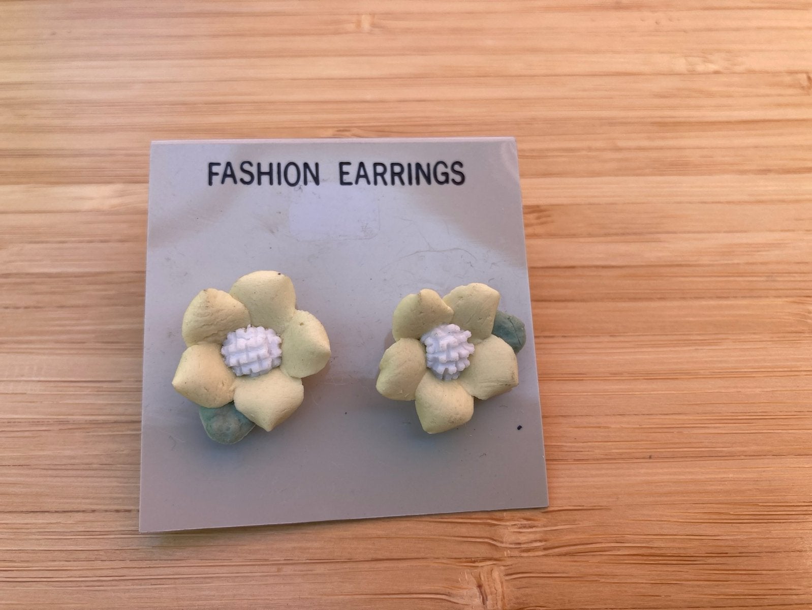 Oorbellen nieuw : gele bloemen, Bijoux, Sacs & Beauté, Boucles d'oreilles, Autres matériaux, Neuf, Puces ou Clous, Jaune