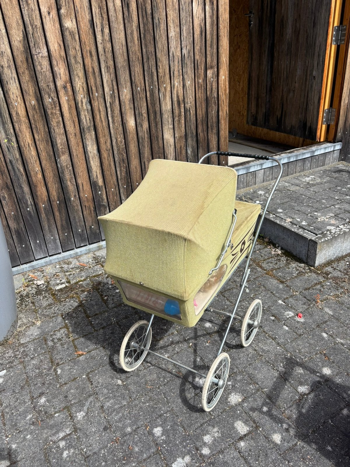 Antieke poppenwagen, Ophalen