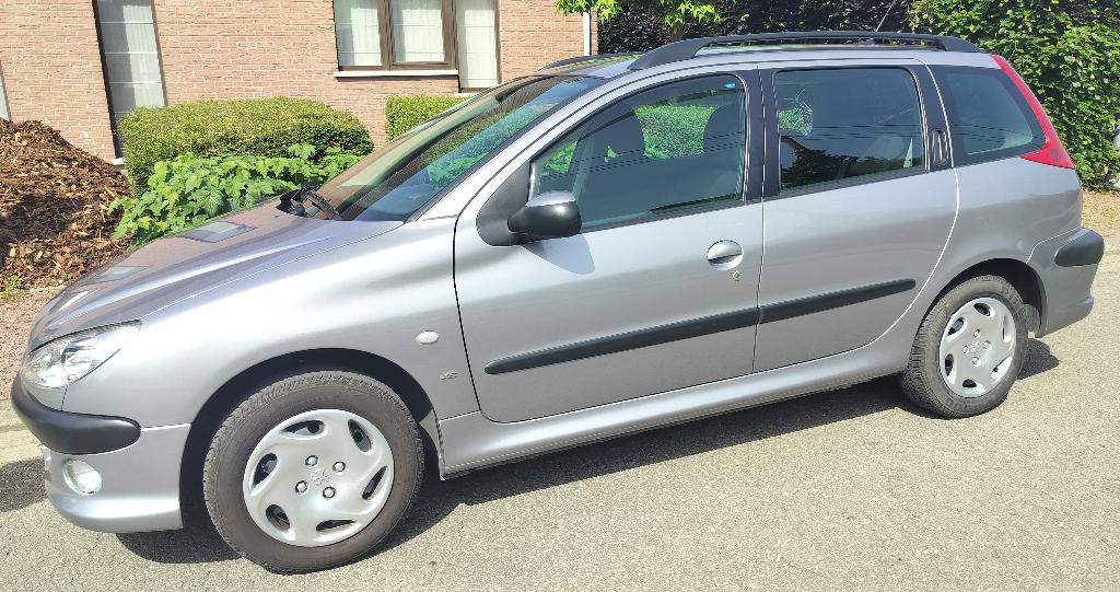 Peugeot 206 bouwjaar 2003 slechts 65600 km, Autos, Argent ou Gris, Achat, Boîte manuelle, Noir