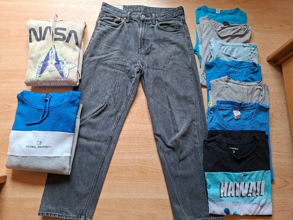 Zwarte jeans loose fit 31/32 met 7 T-shirts en 2 hoodies, Kleding | Heren, Heren-kledingpakketten, Ophalen, Gedragen, Maat 48/50 (M)
