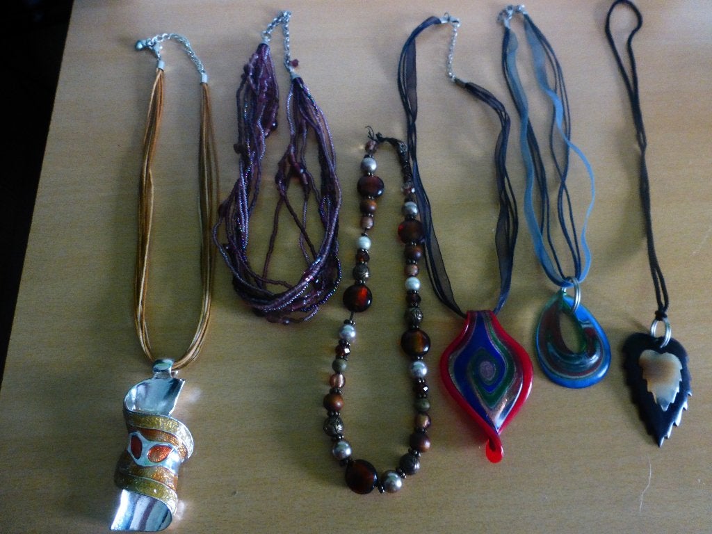 6 colliers fantaisie courts avec ou sans pendentif, Enlèvement ou Envoi, Comme neuf, Avec pendentif