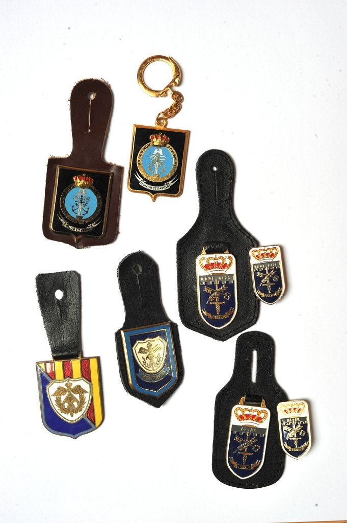 Armée belge - Administration - lot 8 breloques, Collections, Envoi, Armée de terre, Emblème ou Badge