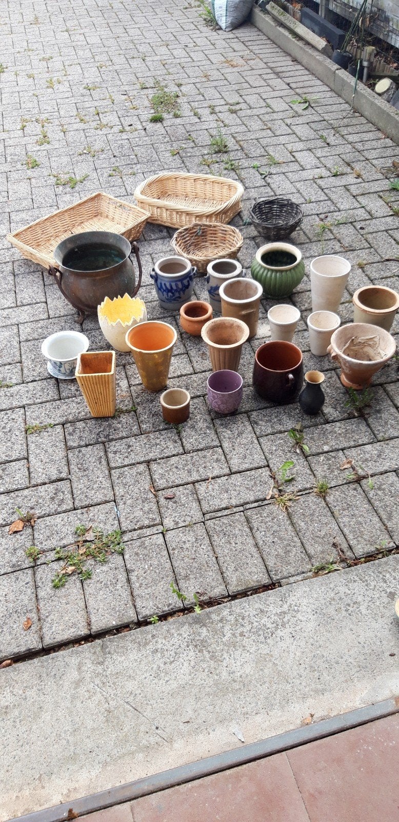 Stenen bloempotten groot en klein + rieten mandjes te koop, Tuin en Terras, Bloempotten, Ophalen