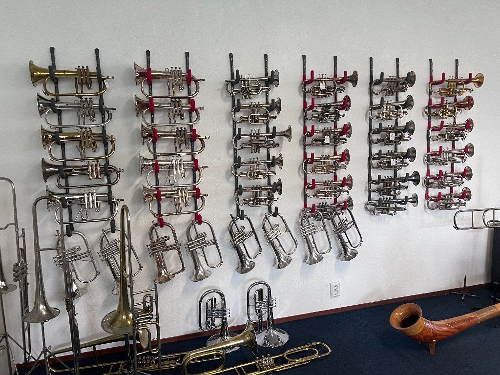 Nous avons plusieurs trompettes d'occasion en stock, Musique & Instruments, Enlèvement, Utilisé, Trompette en si bémol, Avec valise