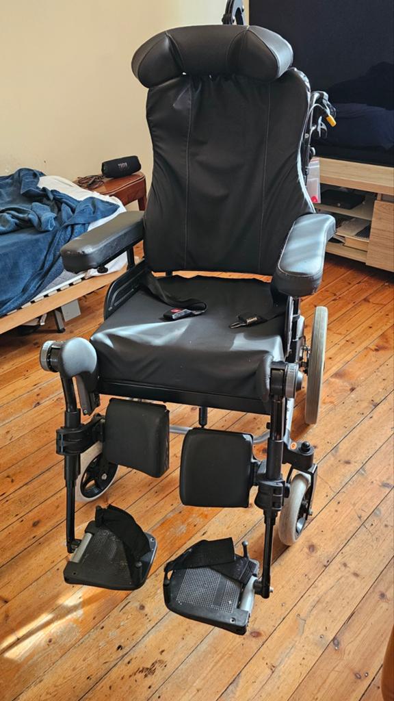 TE KOOP stevige en comfortabele rolstoel met hoofsteun, Diversen, Rolstoelen, Ophalen