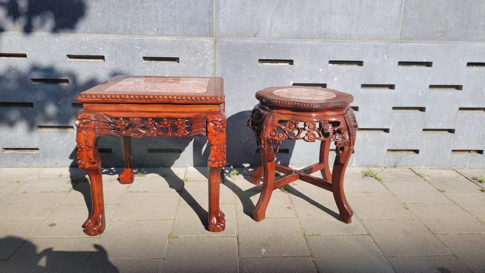 Twee Chinese tafels, gemaakt van palissanderhout met marmere, Ophalen