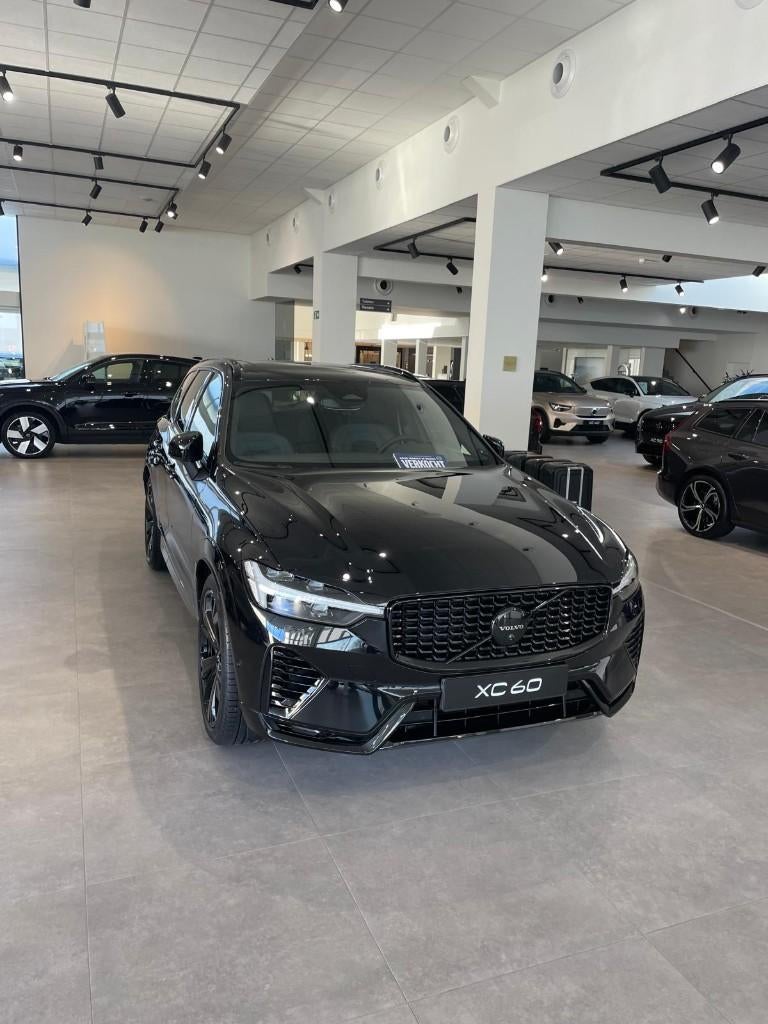 Volvo XC60 Black Edition ULTRA T6 AWD PHEV met weinig km, Auto's, Automaat, 257 kW, Zwart, Leder