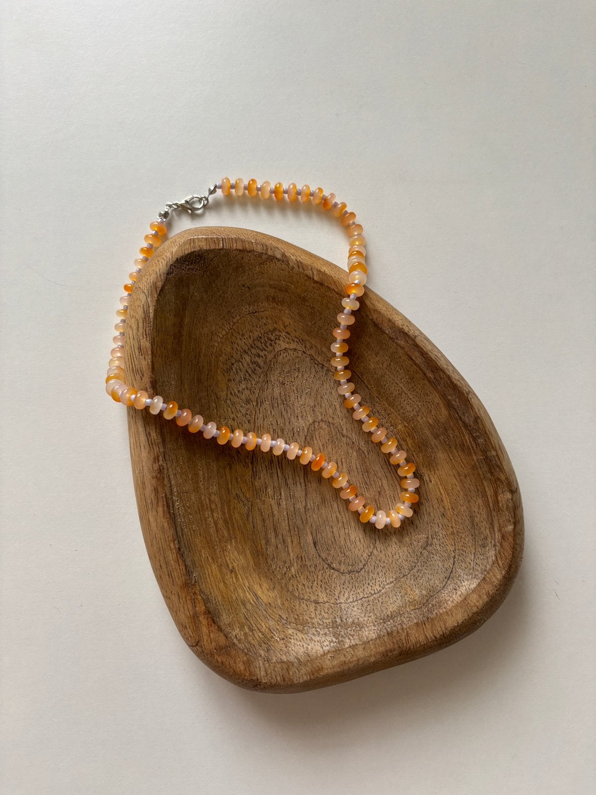 Handmade glassbead necklace orange, Bijoux, Sacs & Beauté, Enlèvement ou Envoi, Neuf, Orange, Autres matériaux