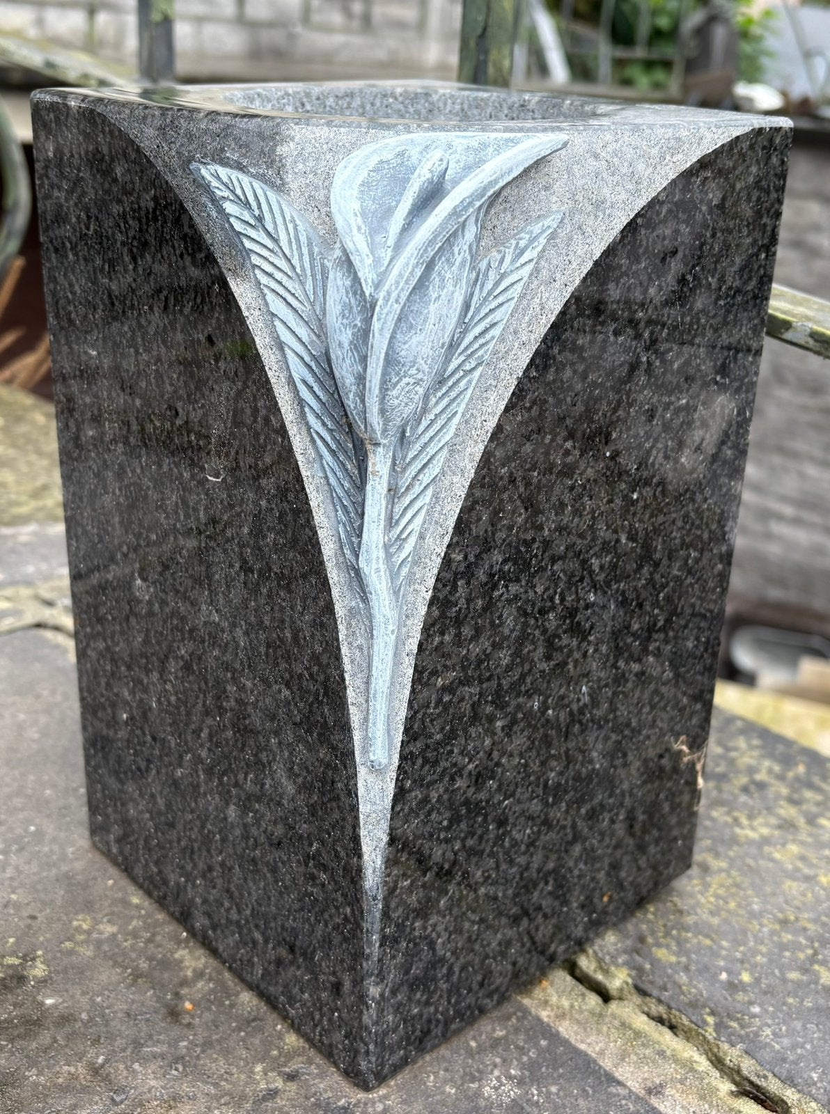 Massieve granieten grafvaas 25 cm – luxe bloemmotief, Ophalen