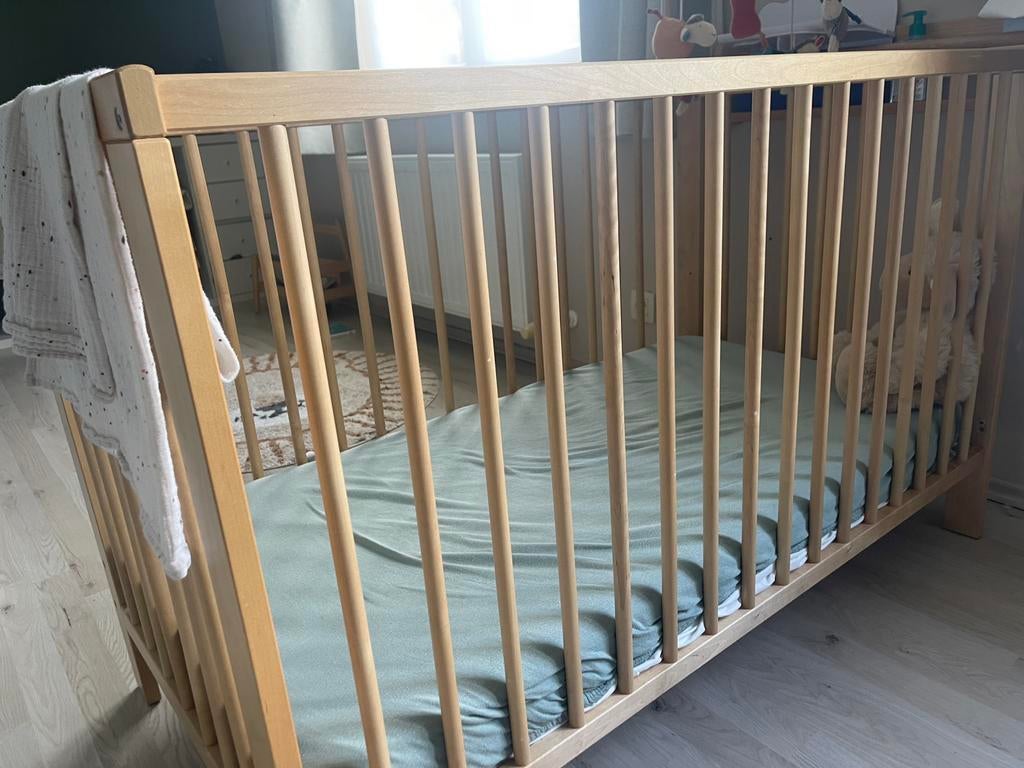 Ikea gulliver babybed met muziekmobiel van moulin roty, Ophalen, Gebruikt