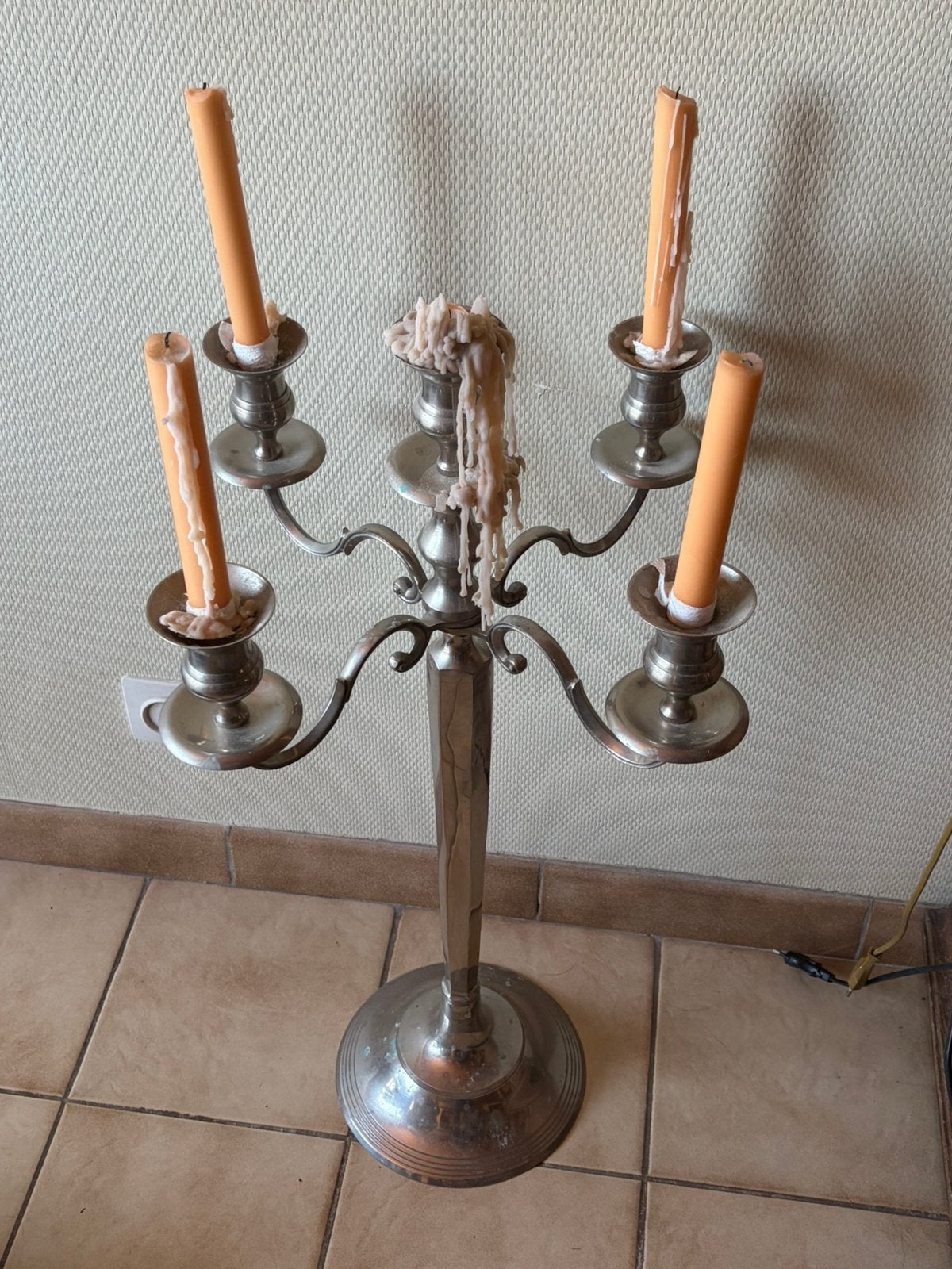 Te koop kandelaar, Ophalen