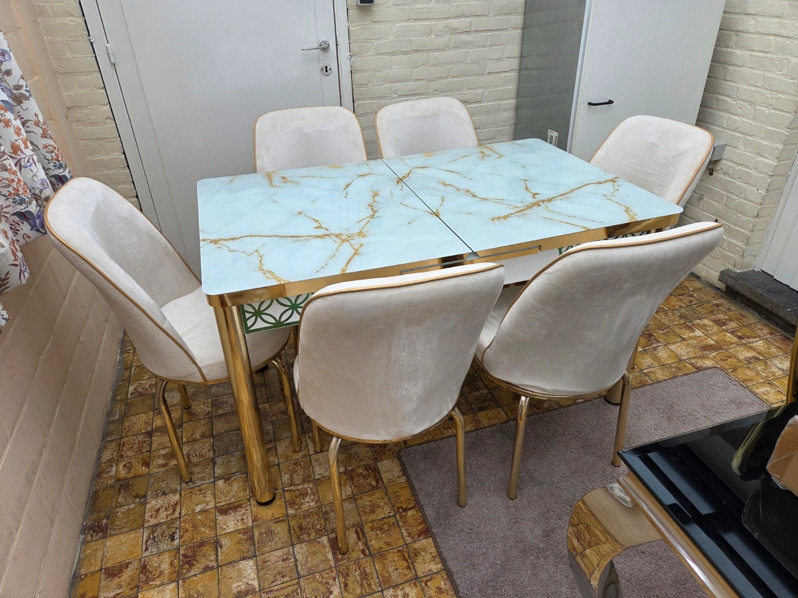 Marmerlook Eettafel (uitschuifbaar) + 6 stoelen.