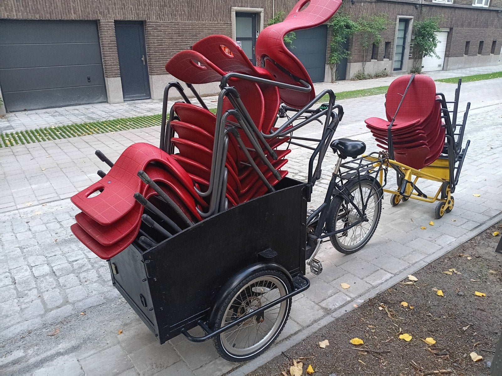 vintage stoelen roodkleurig, Ophalen