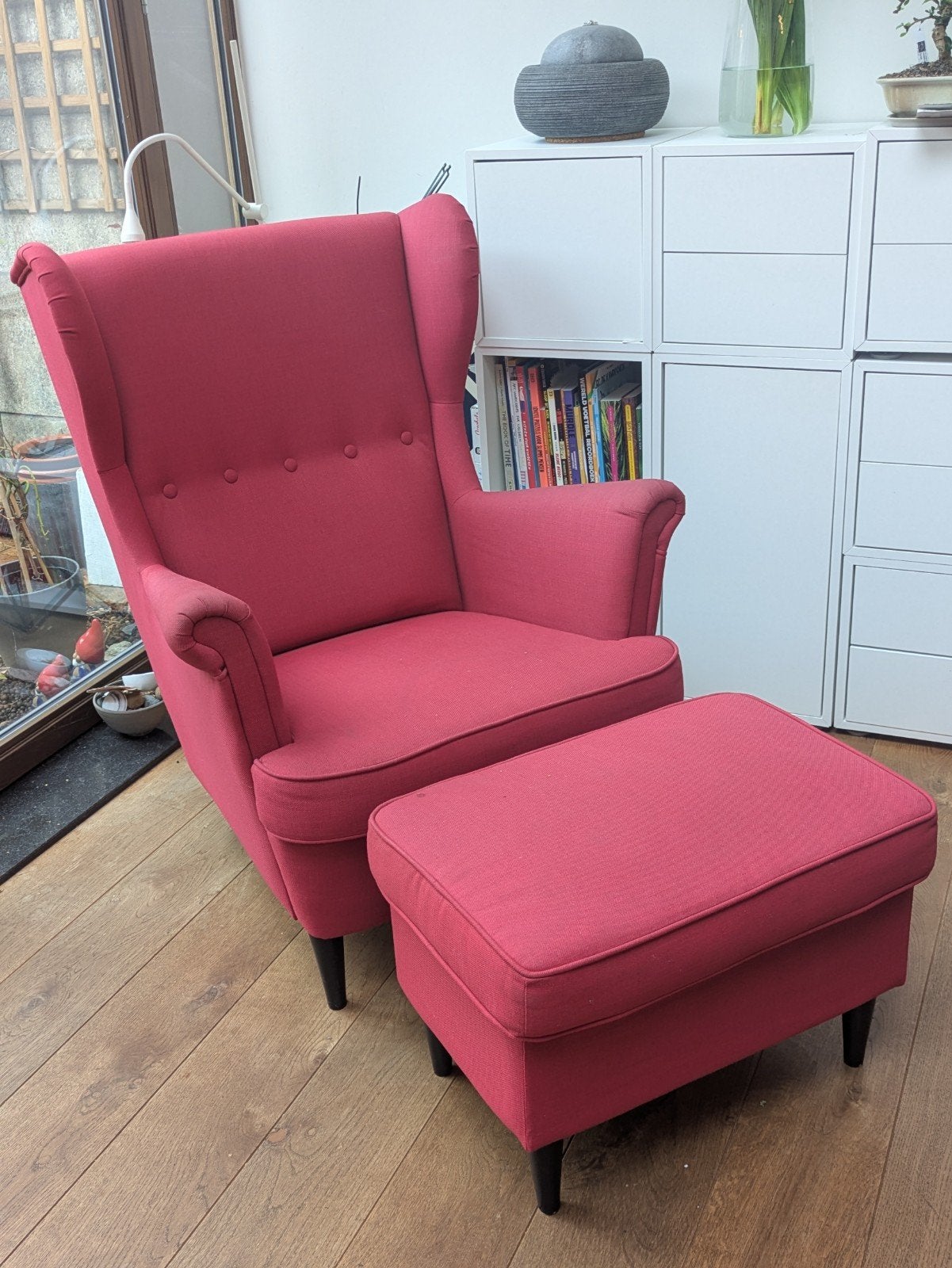IKEA STRANDMON fauteuil + voetenbank – rood, Ophalen, Gebruikt, Stof, 75 tot 100 cm
