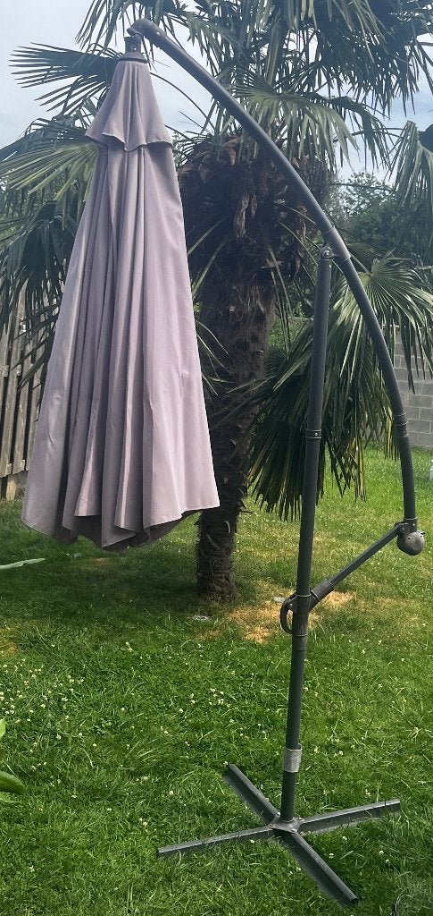 Parasol déporté avec son pied en croix, Inclinable, Enlèvement, Parasol sur pied, Utilisé
