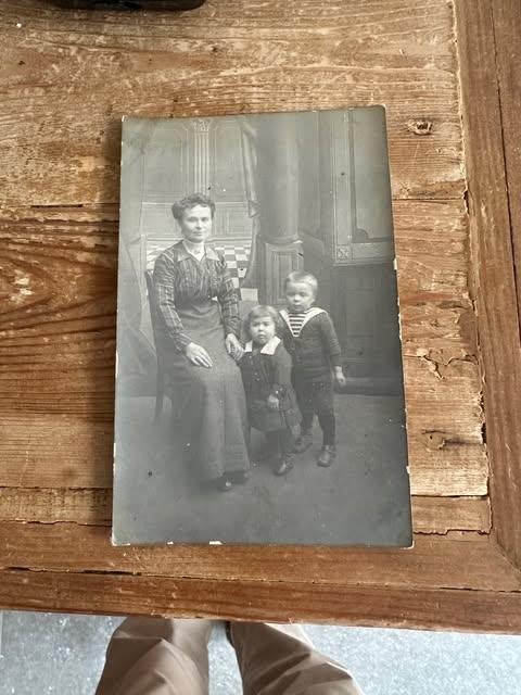 oude postkaart moeder met kinderen, Ophalen of Verzenden, Ongelopen, Kinderen
