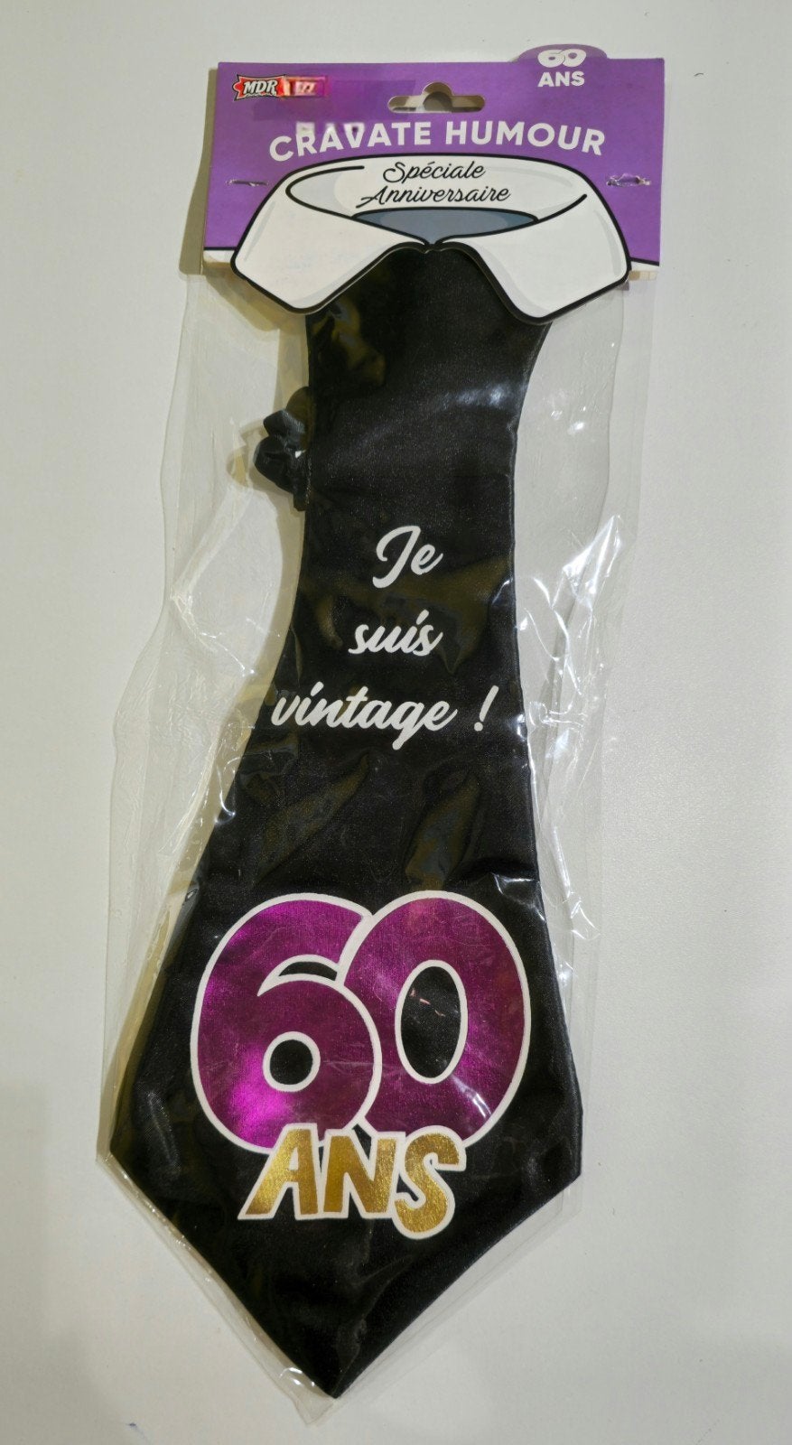 NIEUWE STROPDAS VAN 60 JAAR OUD, Hobby en Vrije tijd, Ophalen of Verzenden, Nieuw, Feestartikel