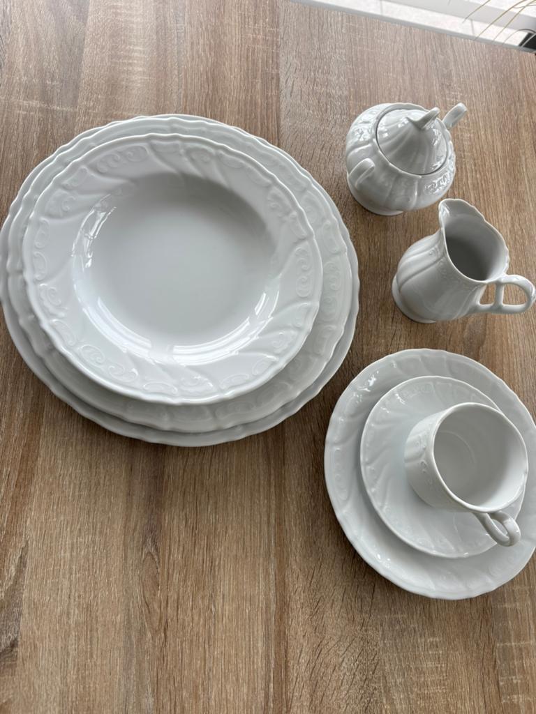 Wit porseleinen servies landelijke stijl met reliefmotief, Huis en Inrichting, Keuken | Servies, Ophalen, Zo goed als nieuw, Overige stijlen