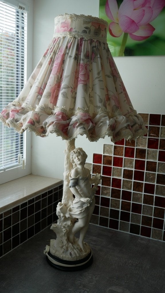 Belle lampe avec personnage, Lampe figurine, Avec abat-jour, Céramique, Enlèvement