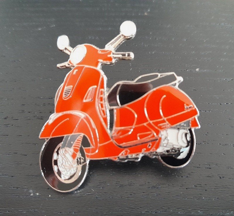 Épinglette à motif de scooter Vespa GTS, Enlèvement ou Envoi, Neuf, Insigne ou Pin's