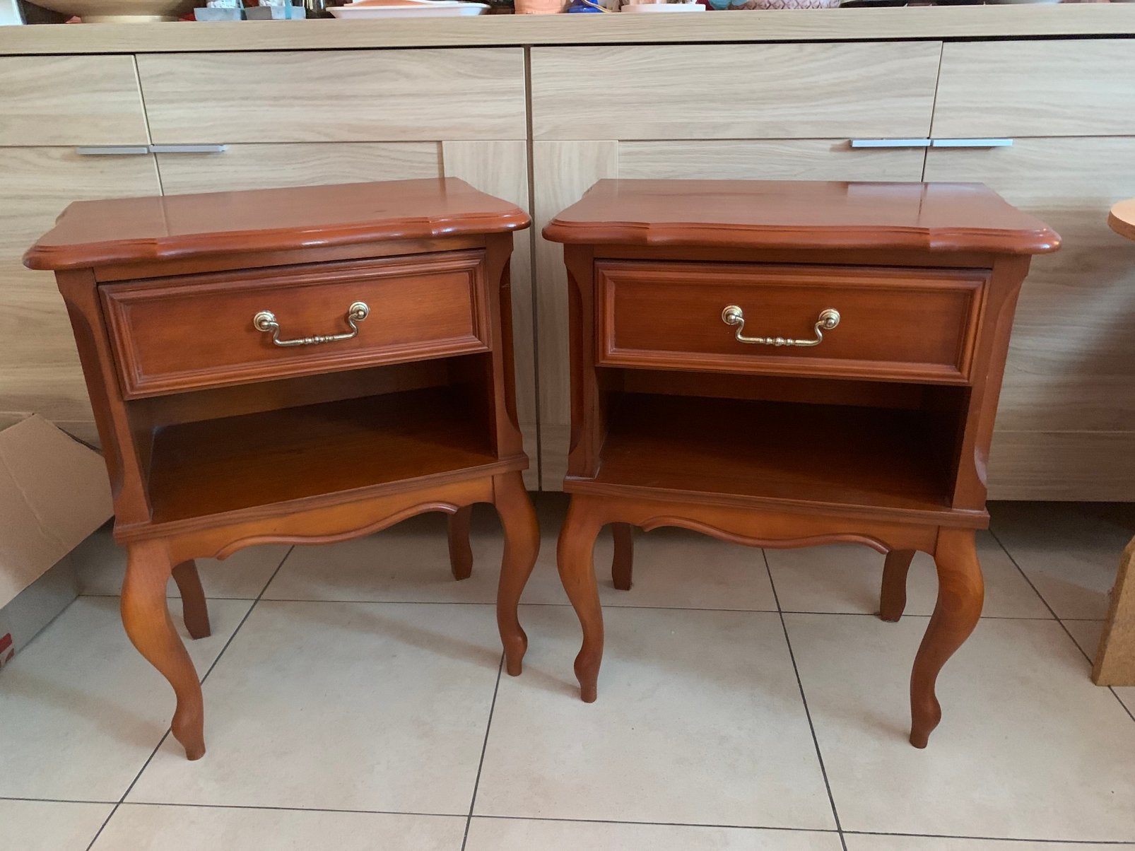 Tables de nuit en bois massif, 45 à 65 cm, Comme neuf, Enlèvement, 55 à 70 cm