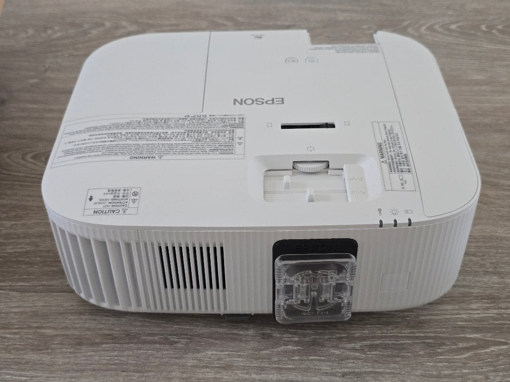 EPSON 4K HDR 2.800 lumen 3LCD 825 lampuren in originele doos, EPSON, LED, Comme neuf, Enlèvement