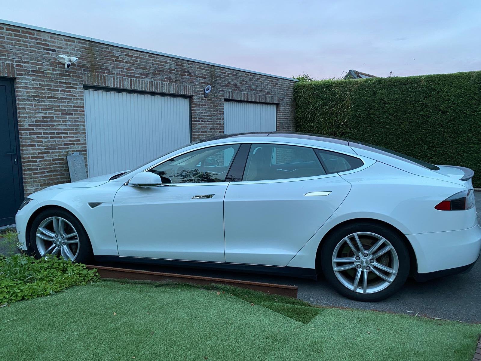 Tesla model S - FREE CHARGING, Autos, Cuir et Alcantara, Achat, Beige, Model S