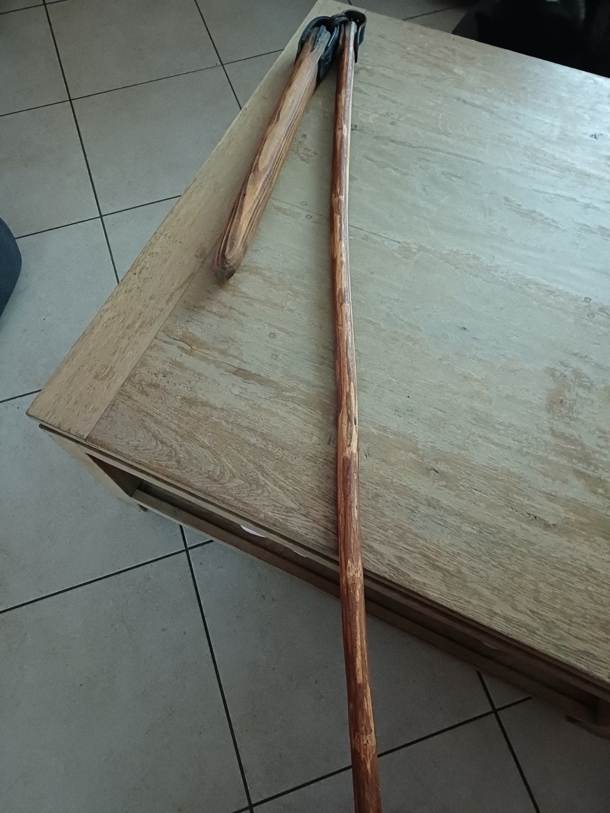 Fléau en bois ancien, Enlèvement