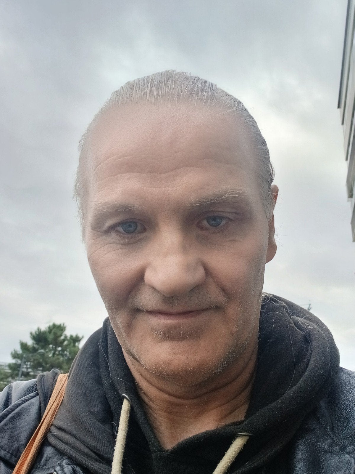 Un homme cool (58) cherche une femme cool, Contacts & Messages