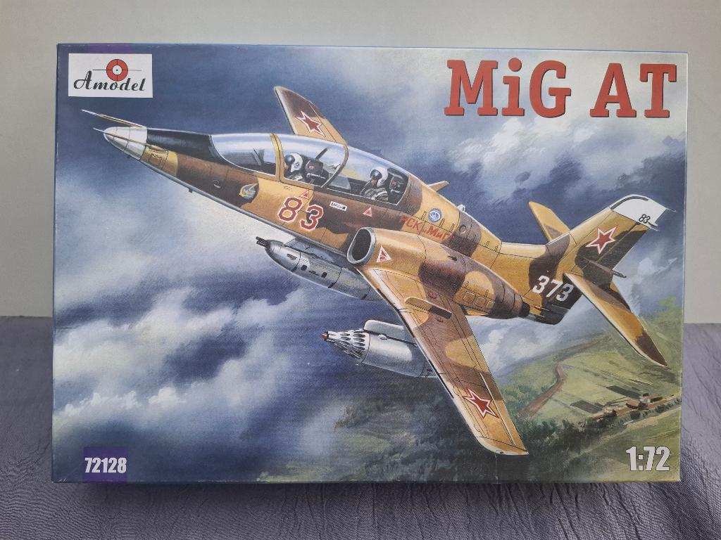 Modelvliegtuigmodel MODEL MIKOYAN MIG AT BRUN 1/72 72128, Hobby en Vrije tijd, Modelbouw | Vliegtuigen en Helikopters, Zo goed als nieuw