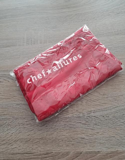 Rode keukenschort chef allures, Maison & Meubles, Cuisine | Linge de cuisine, Enlèvement ou Envoi, Neuf, Rouge, Tablier