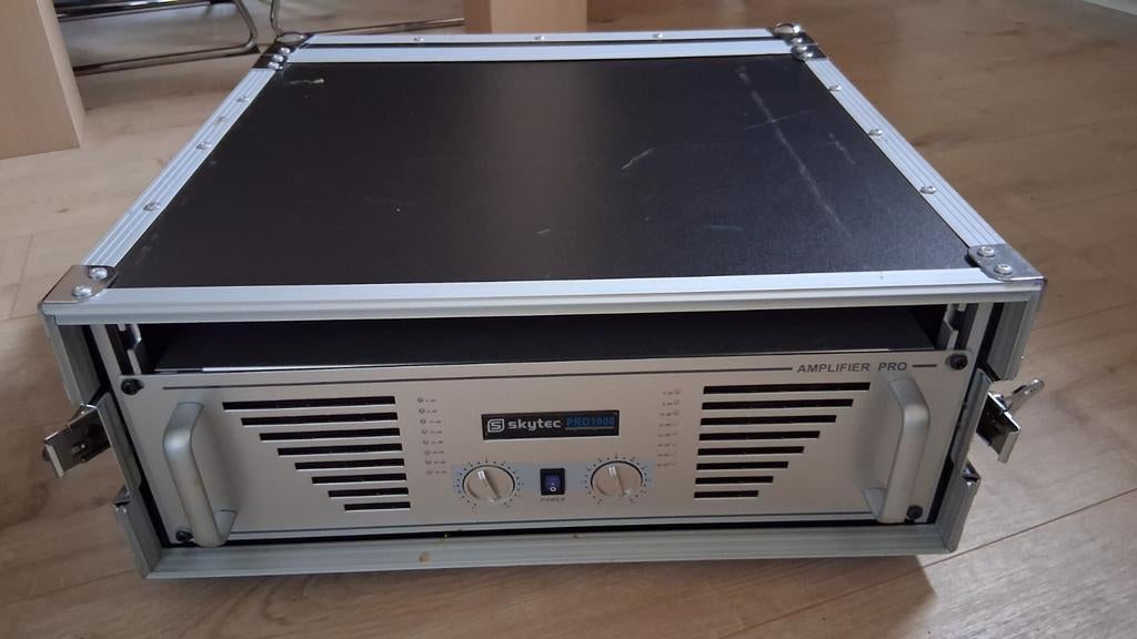 DJ Versterker in stevige flightcase, Enlèvement, Comme neuf