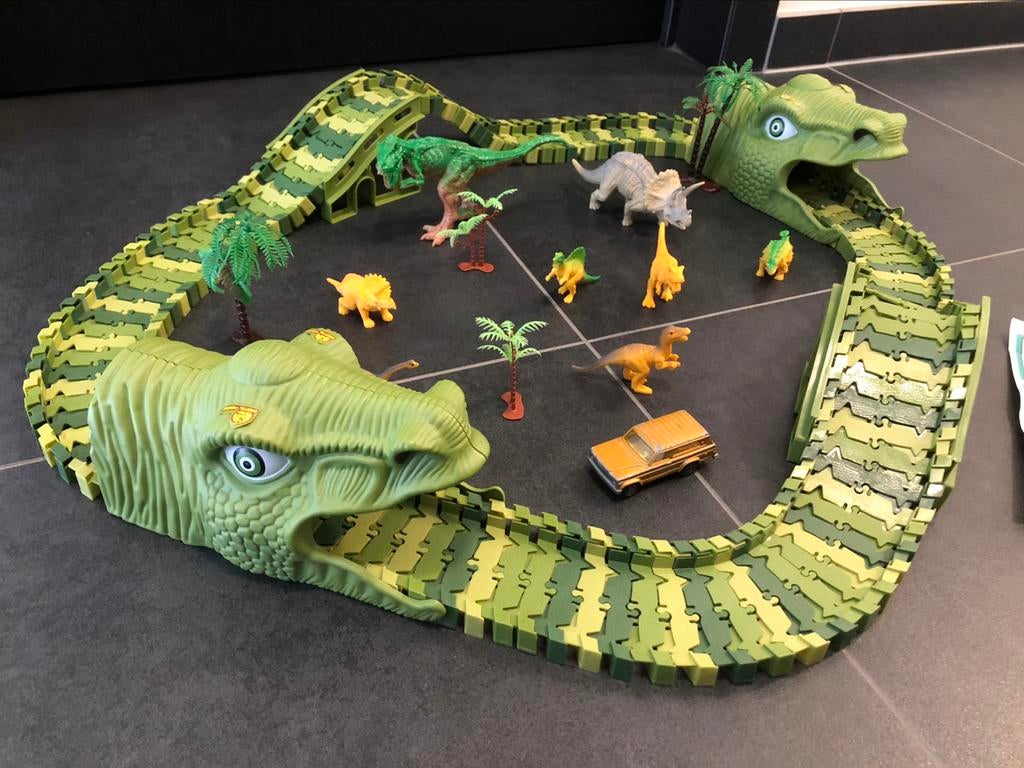 Dinosaurus autobaan met dino’s en auto, Ophalen of Verzenden, Zo goed als nieuw