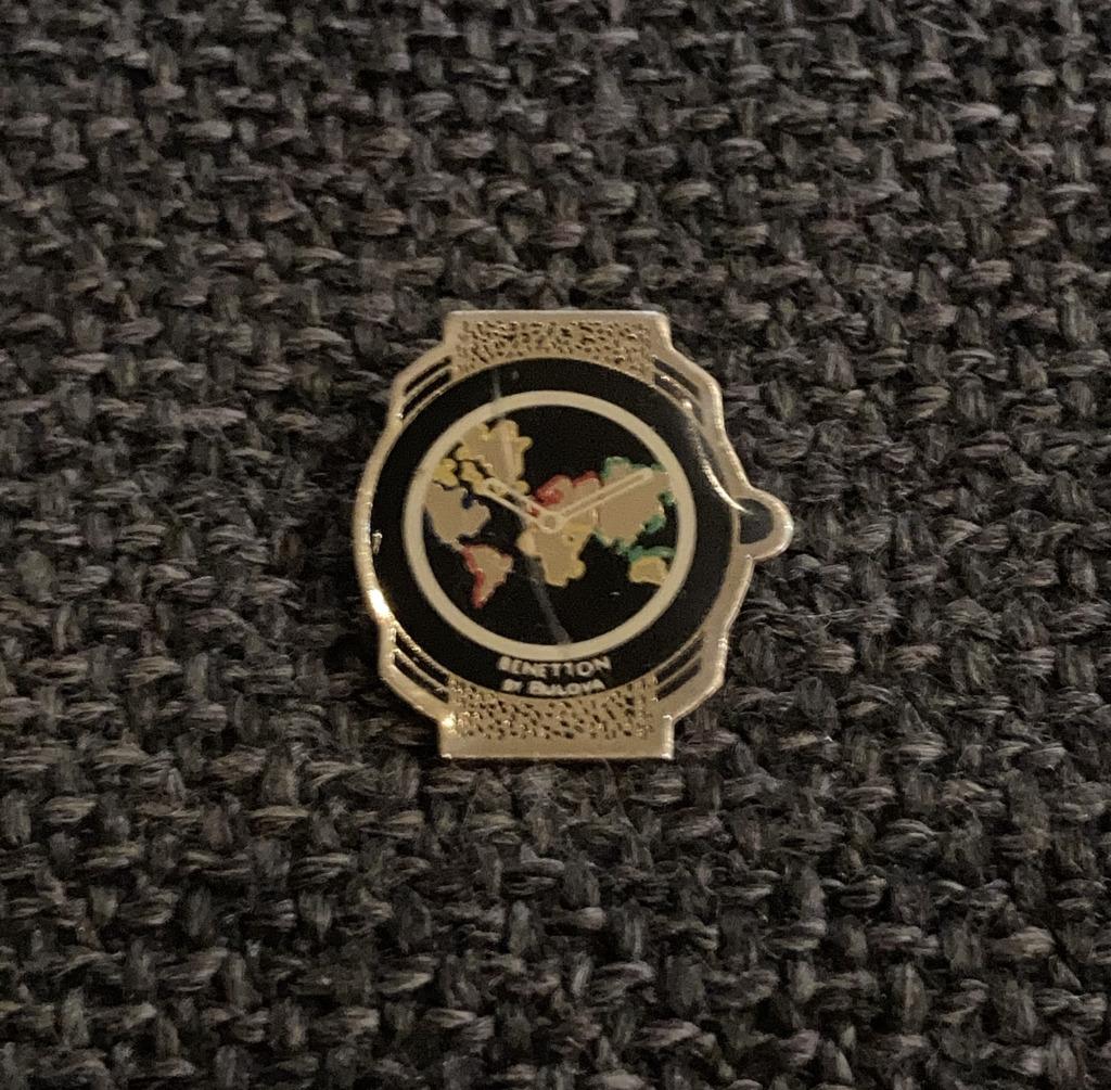 PIN - BENETTON - UURWERK - HORLOGE - WATCH, Verzamelen, Verzenden, Gebruikt, Merk, Speldje of Pin