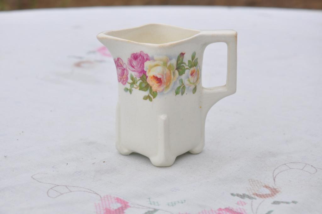 §  cremier en faience losange decor fleur rose et banche, Antiquités & Art, Antiquités | Céramique & Poterie, Enlèvement ou Envoi