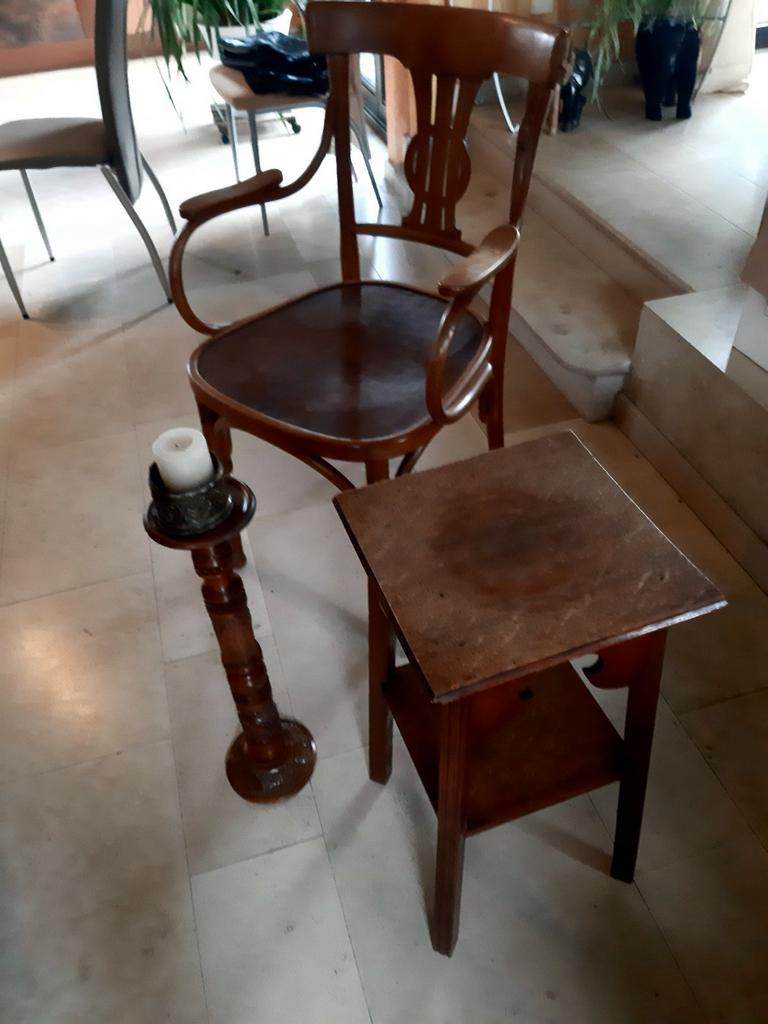 Houten stoel verkocht  , kandelaar en plantentafel, Ophalen
