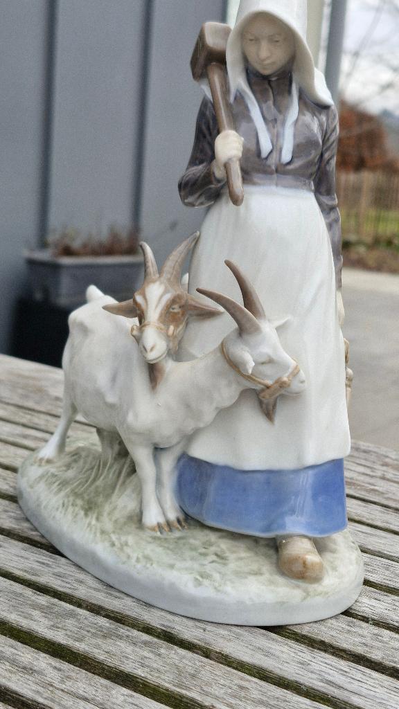 Royal Copenhagen Danemark - Jeune Fille aux Chèvres - 1961, Antiquités & Art, Antiquités | Porcelaine, Enlèvement ou Envoi