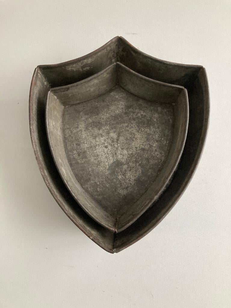 2 antieke schildvormige bakblikken / mallen / vormen, Ophalen of Verzenden