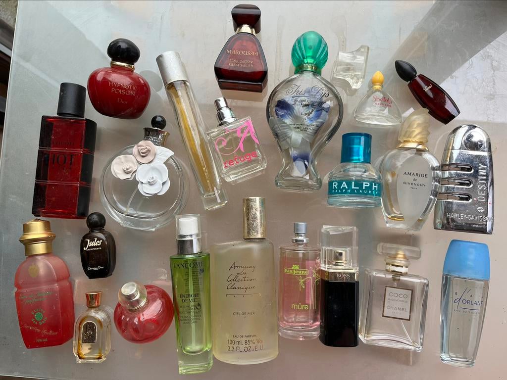 Collection de bouteilles de parfum vides et presque vides, Collections
